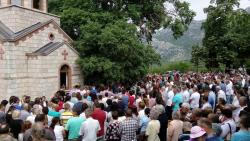 Mrkonjići proslavljaju Svetog Vasilija: Brojni vjernici u rodnom mjestu hercegovačkog čudotvorca (FOTO)