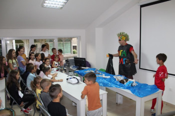 Predstava 'Super Bruno-zaštitnik prirode' razgalila mališane u Nevesinju