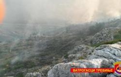 Trebinje: Vatrogasci drugi dan gase požar