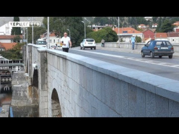 Trebinje: U toku čišćenje objekata obloženih hercegovačkim kamenom (VIDEO)