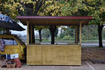 Postavljen prvi prodajni štand na pijaci kod bivše zgrade Neimarstva (FOTO)