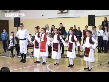 Novogodišnji koncert hora i orkestra OŠ 'Sveti Vasilije Ostroški' (VIDEO)