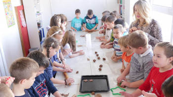 Mališani iz Cerovca i ove godine kolačima obradovali pripadnike dežurnih službi (FOTO)