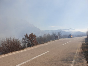 Vatra prijeti da pređe magistralu i ugrozi naselje Ivanica