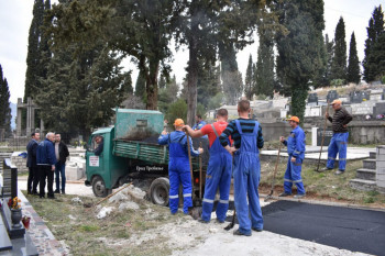 Trebinje: Počeli završni radovi na uređenju i asfaltiranju staza u groblju