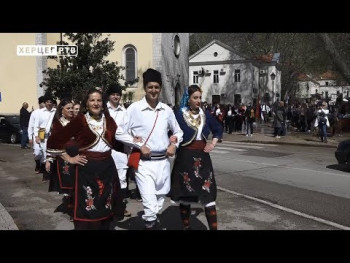 Intermeco: Veterani folklora prošetali trebinjskim ulicama (VIDEO)