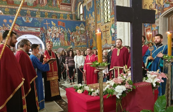 Vladika Dimitrije služio večernju službu sa iznošenjem plaštanice – prisustvovao veliki broj vjernika (FOTO)