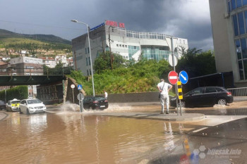 Snažna oluja pogodila Mostar: Razbacane bašte, poplavljene ulice, odroni  