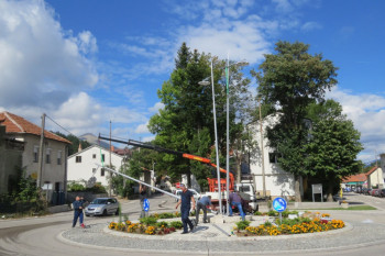 Nevesinje: Puštena u rad javna rasvjeta na kružnom toku kod zgrade opštine