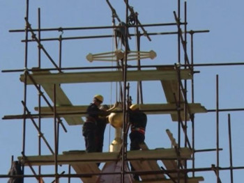 Pozlaćeni krst na zvoniku Saborne crkve u Mostaru (VIDEO)