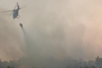 Helikopter gasi požar u okolini Bileće