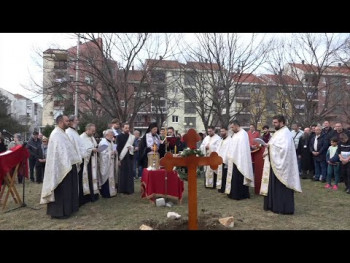 Upriličeno osveštanje krsta i zemlje za hram u naselju Tini (VIDEO)