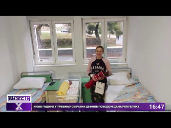 Gradonačelnik Ćurić darovao prvu bebu rođenu u novoj godini (VIDEO)