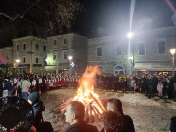 Trebinje: Badnje veče, paljenje badnjaka  (foto)