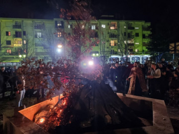 Badnjaci tradicionalno naloženi na Tini