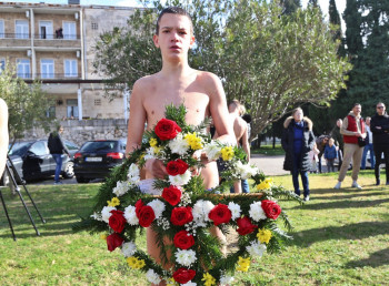 Matija Runjevac prvi doplivao do Časnog krsta u Trebinju (FOTO)