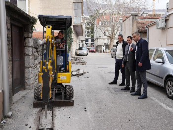 Nastavljeni radovi na uređenju trotoara, u toku spuštanje kablova pod zemlju (Foto)