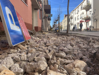 Radovi na uređenju trotoara u užem centru Trebinja, zatvorena ulica ispred gradske uprave (FOTO) 