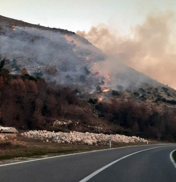 Vatrogasci na terenu: Gori nisko rastinje u blizini Mrkonjića