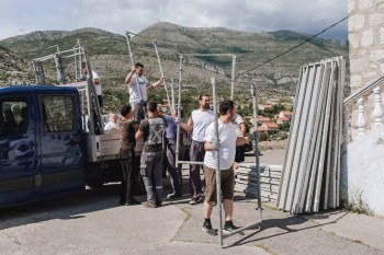 Mještani i sveštenik u radnoj akciji: Počela obnova hrama Svetih Arhangela u naselju Hrupjela (Foto)