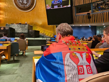 Vučić se ogrnuo srpskom zastavom tokom sjednice UN-a (FOTO)