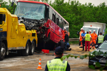U nesreći kod Mladenovca poginuo vozač, više  od 35 povrijeđenih