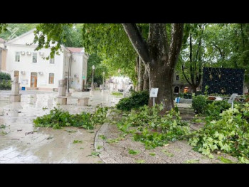 Olujno nevrijeme pogodilo Trebinje, pričinjena velika materijalna šteta (video)