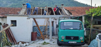 U selu Vučija zajednička akcija komšija na sanaciji porodične kuće Šegrta