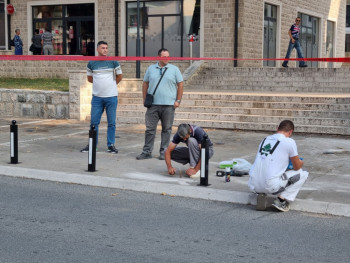 Odzvonilo parkiranju na trotoaru u centru Trebinja, počelo postavljanje barijera (Foto)