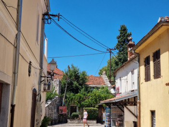 U Starom gradu pod zemlju spušteno 85 odsto kablova, a evo zbog čega se oni koji idu vazduhom još ne uklanjaju (Foto)