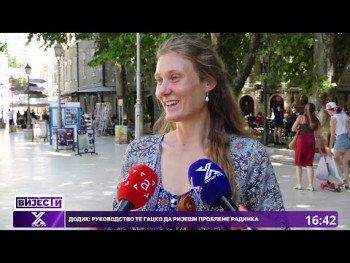 Valcer za prolaznike:Fantastični muzički trio na ulicama Trebinja (VIDEO)