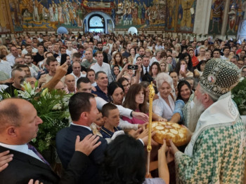 U Sabornom hramu prelomljen slavski kolač (Foto)