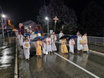 Litija ulicama grada i pored kiše, tradicija se ne prekida (VIDEO)