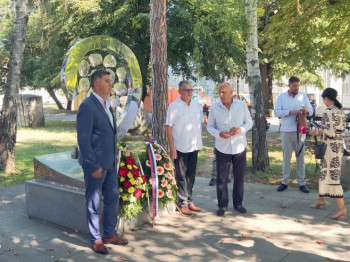 Penzionisani generali i borci Vojske Srbije položili vijence na spomenik 12 beba u Banjaluci 