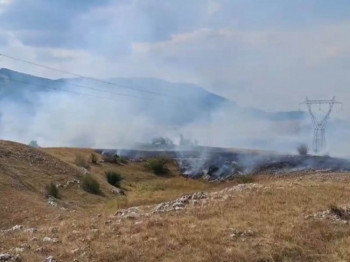 Helikopteri Srpske i Srbije gase požar kod Gacka