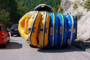 Prevrnuo se kombi natovaren čamcima za rafting