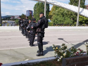 Prištinska policija i dalje blokira zgrade srpskih institucija u Kosovskoj Mitrovici