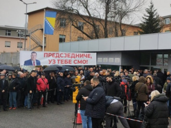 Podrška Dodiku i Lukiću ispred Suda BiH