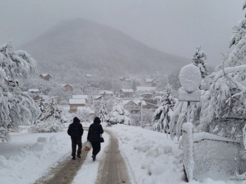 Lokalni putevi teško prohodni, nekoliko sela bez struje