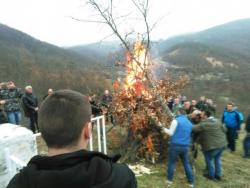 У страдалном гатачком селу Придворица након 76 година налагани бадњаци (ФОТО)