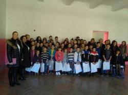 Aktiv žena SNSD Trebinje poklonio školski pribor učenicima iz Lastve